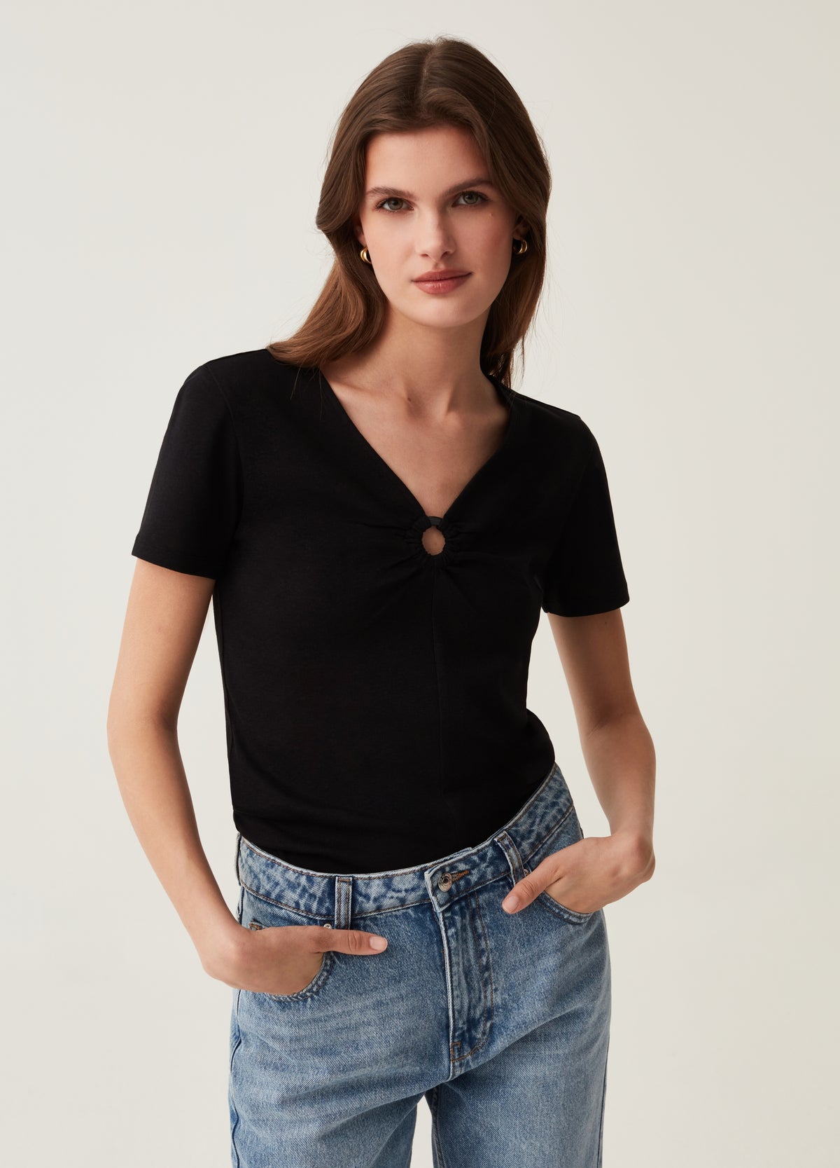 T-shirt with V-neck and ring