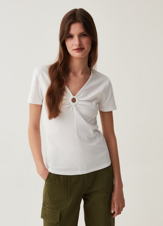 T-shirt with V-neck and ring