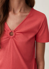 T-shirt with V-neck and ring