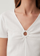 T-shirt with V-neck and ring