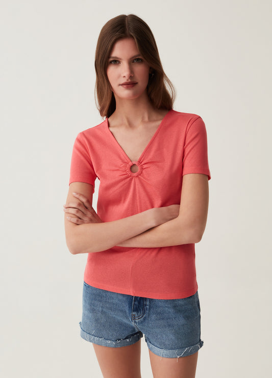 T-shirt with V-neck and ring