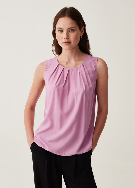 Sleeveless blouse with pleating