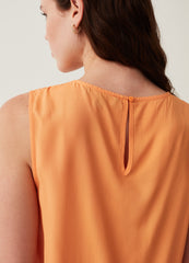 Sleeveless blouse with pleating