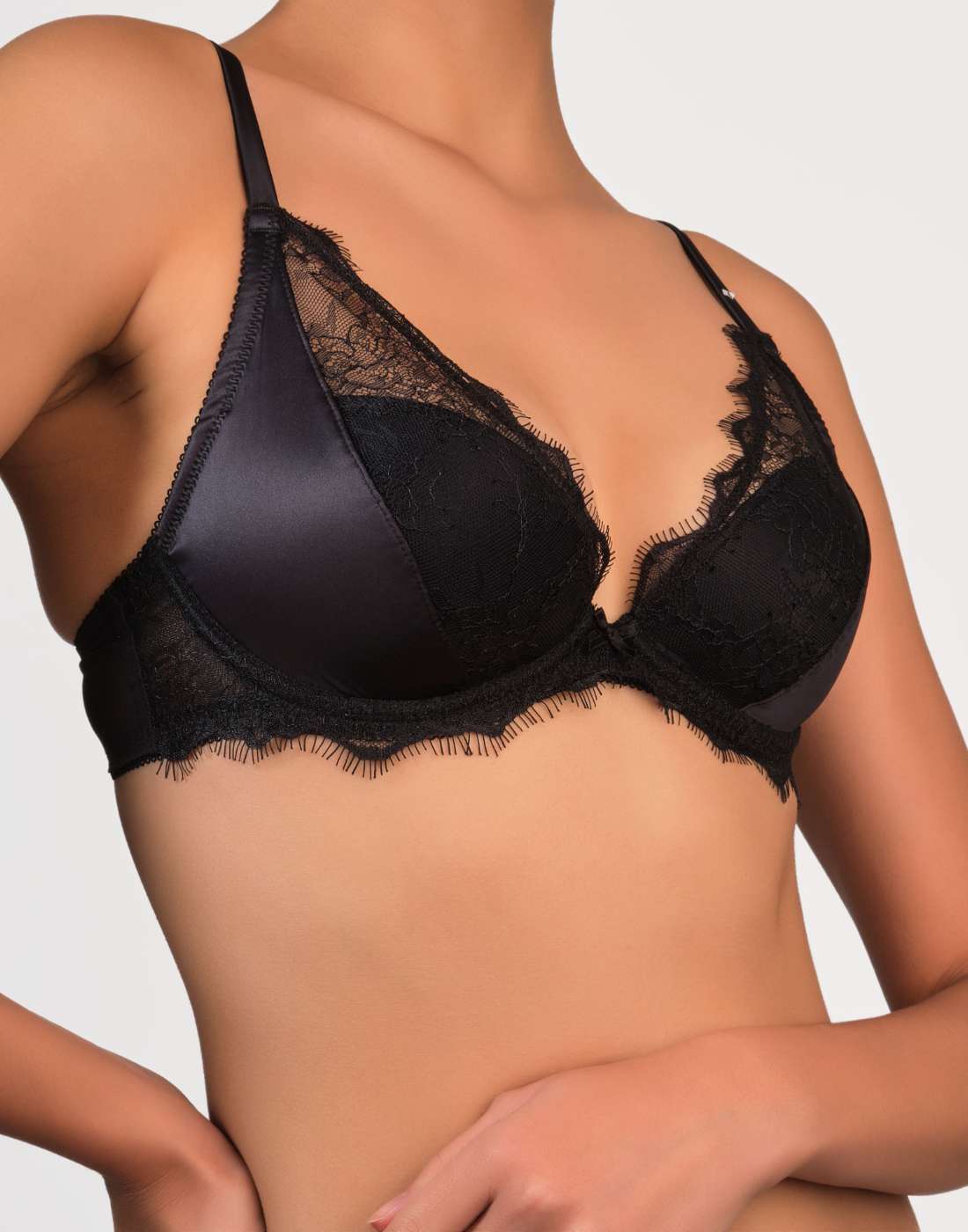 Isla & Evie Black Core Plunge Bra 34B / Black